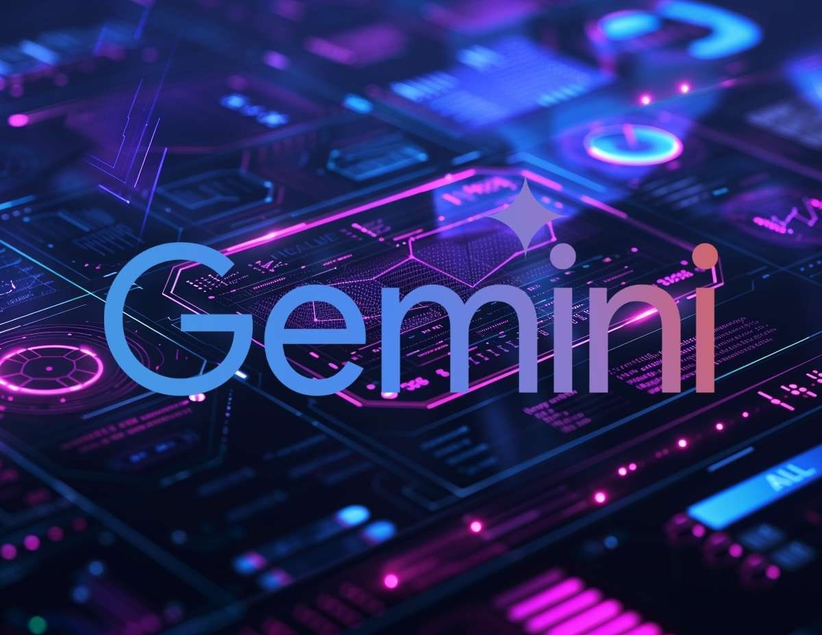Google Gemini-logotypen i blått och lila, placerad ovanpå ett abstrakt neonblått och lila mönster som liknar ett kretskort.