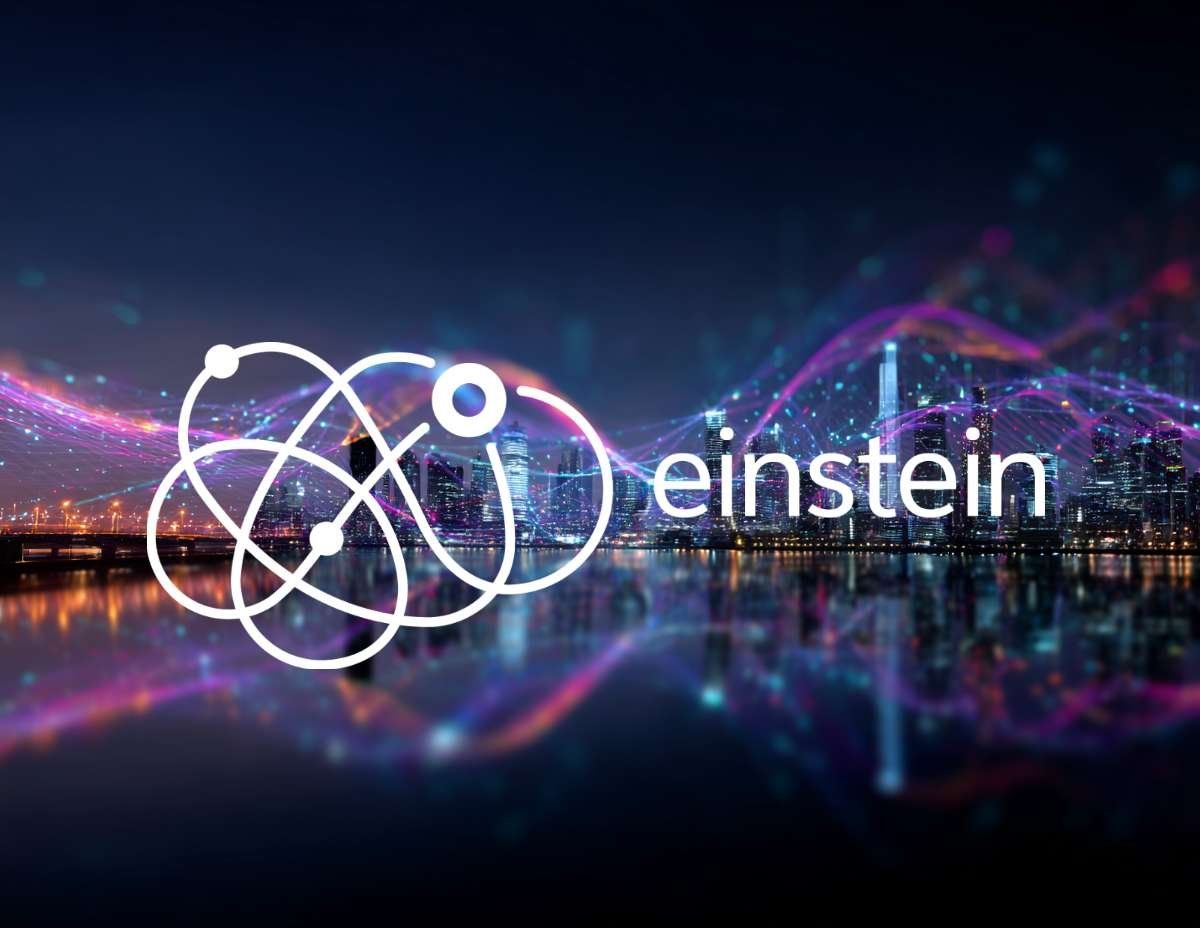 Salesforce Einstein-logotypen med en atomliknande symbol framför en belyst stadssilhuett vid natt, illustrerar AI:s framtid.