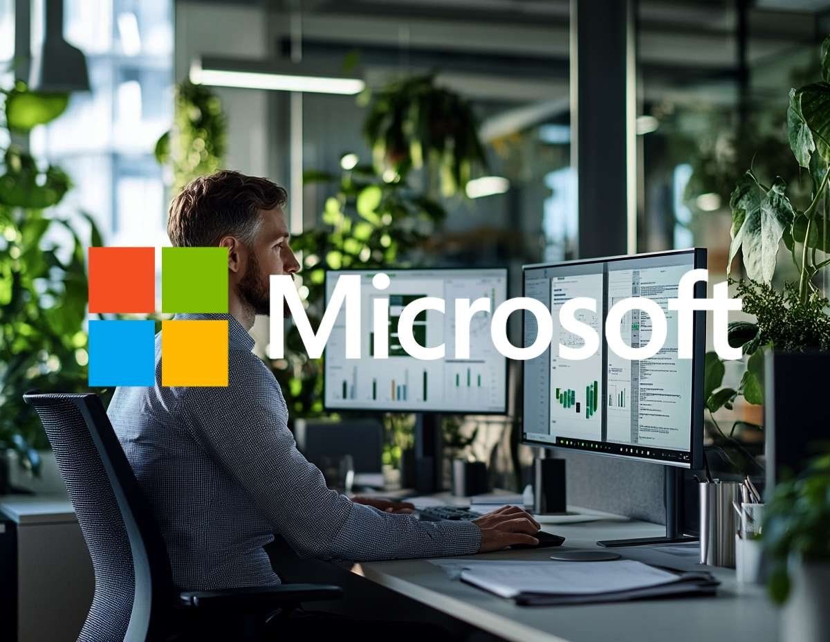 En man sitter vid ett skrivbord med två datorskärmar. Microsofts logotyp och text är överlagrade.