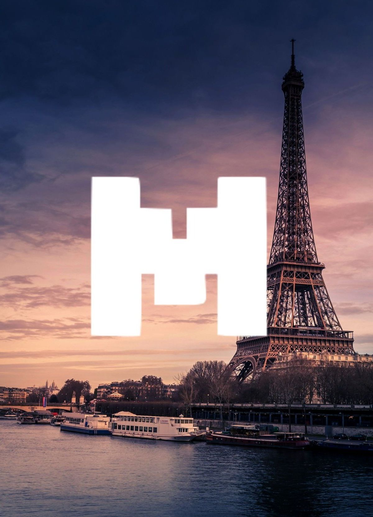 Eiffeltornet vid floden Seine i Paris med Mistral AI:s logotyp över, vilket illustrerar företagets europeiska koppling.