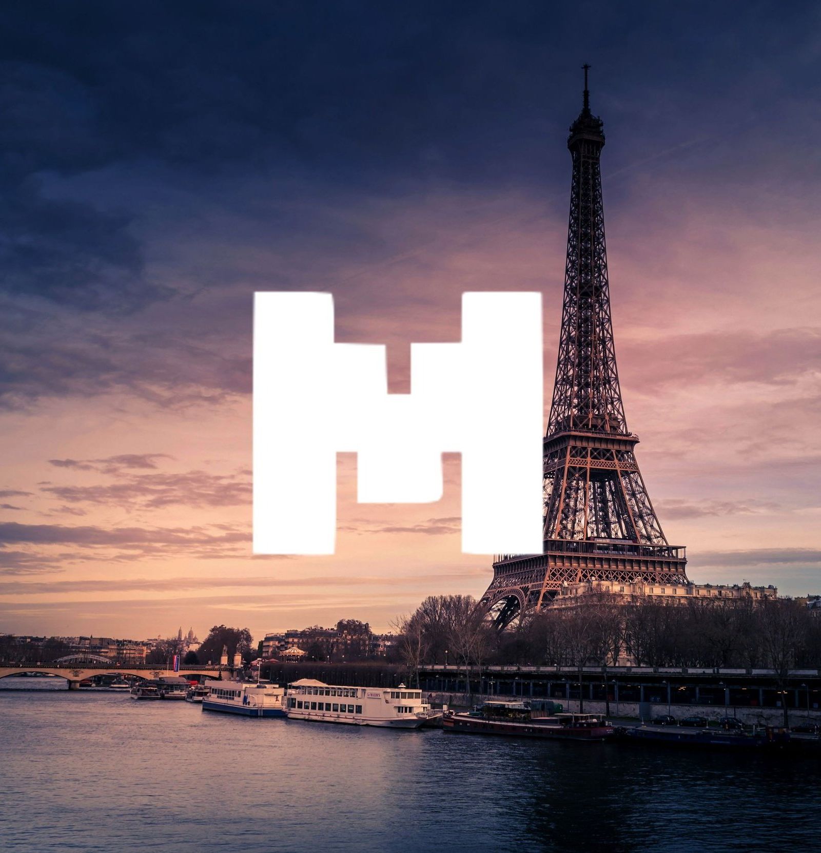 Eiffeltornet vid floden Seine i Paris med Mistral AI:s logotyp över, vilket illustrerar företagets europeiska koppling.