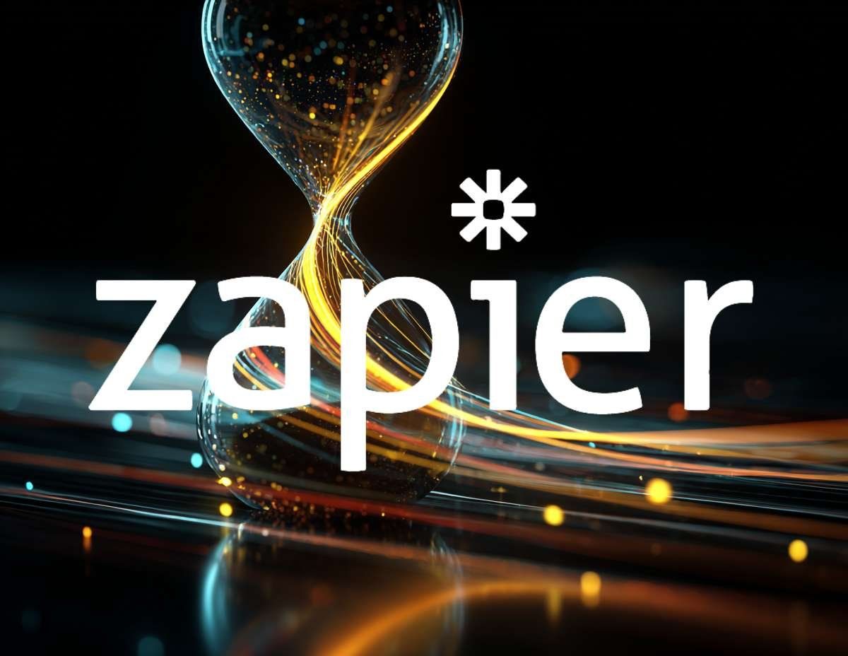 Vit text med Zapier-logotypen framför ett timglas fyllt med gyllene och blå ljuspunkter som flödar, symboliserar tidsbesparing.