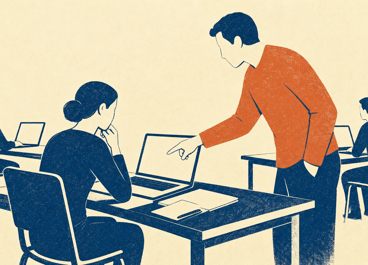 Illustration i screentryck: en person sitter vid ett bord med en uppfälld bärbar dator och några papper, medan en annan person står lutad intill och pekar mot skärmen. Bakom dem syns ytterligare bord med varsin sittande person och egen skärm.