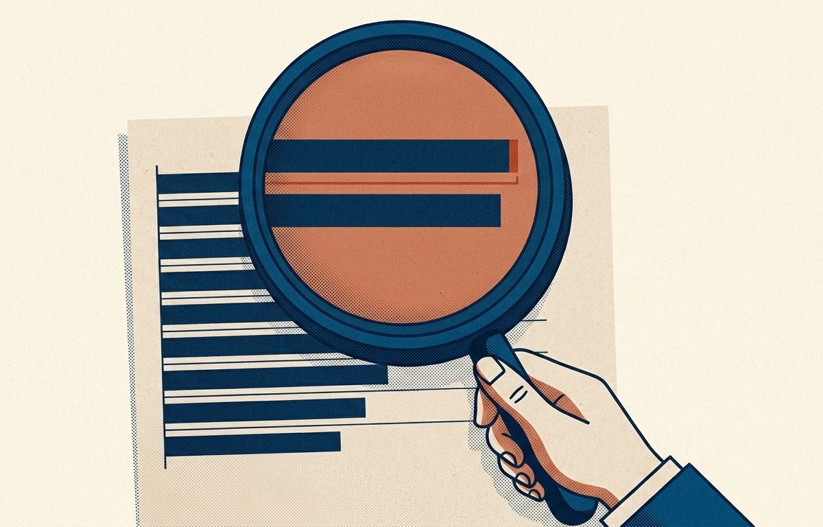 Illustration av ett stort förstoringsglas över en topplista där de två översta staplarna är nästan exakt lika höga, som bild för att en liten benchmarkskillnad sällan avgör ett verktygsval.