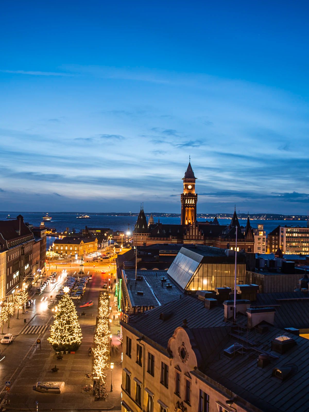 Helsingborgs rådhus och Stortorget i vinterskymning med Öresund i bakgrunden.