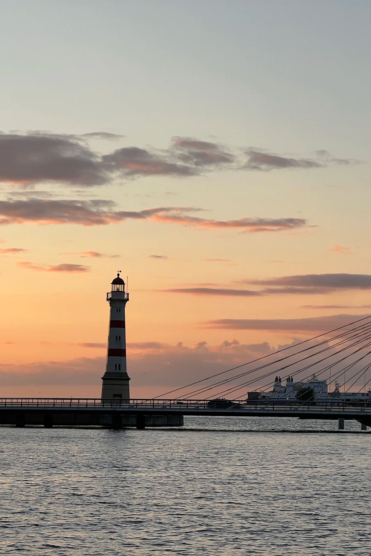 Malmö fyr och klaffbron i solnedgång över hamninloppet.